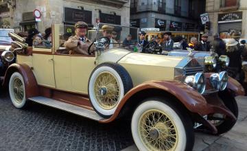 Antonio Arderiu y familia (Rolls-Royce 20/20, 1921), Plaça Sant Jaume, Barcelona. Rally Barcelona-Sitges 2018